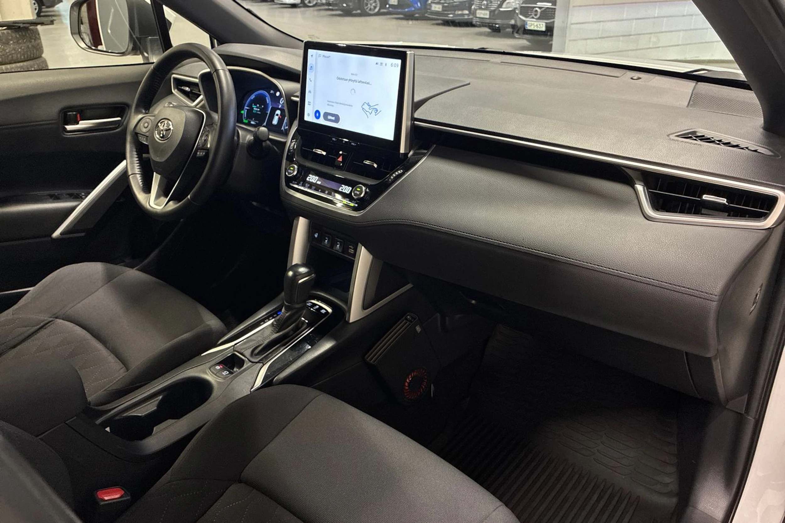 valkoinen Toyota Corolla Cross 2023 kuva 28.