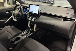 valkoinen Toyota Corolla Cross 2023 kuva 28.