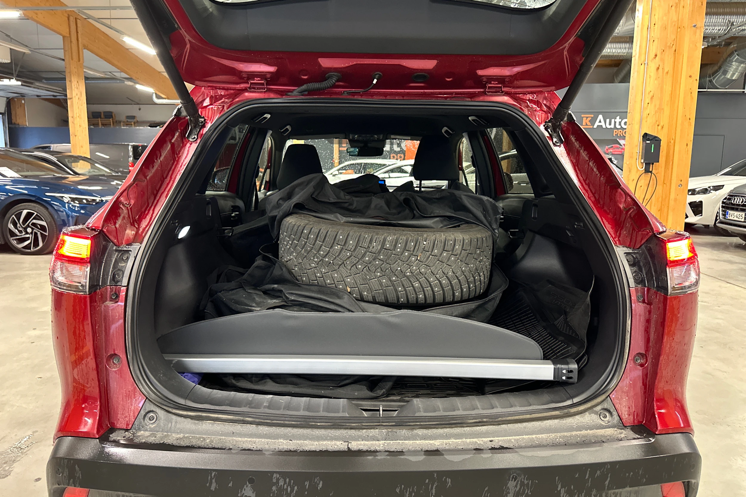 punainen Toyota Corolla Cross 2024 kuva 4.
