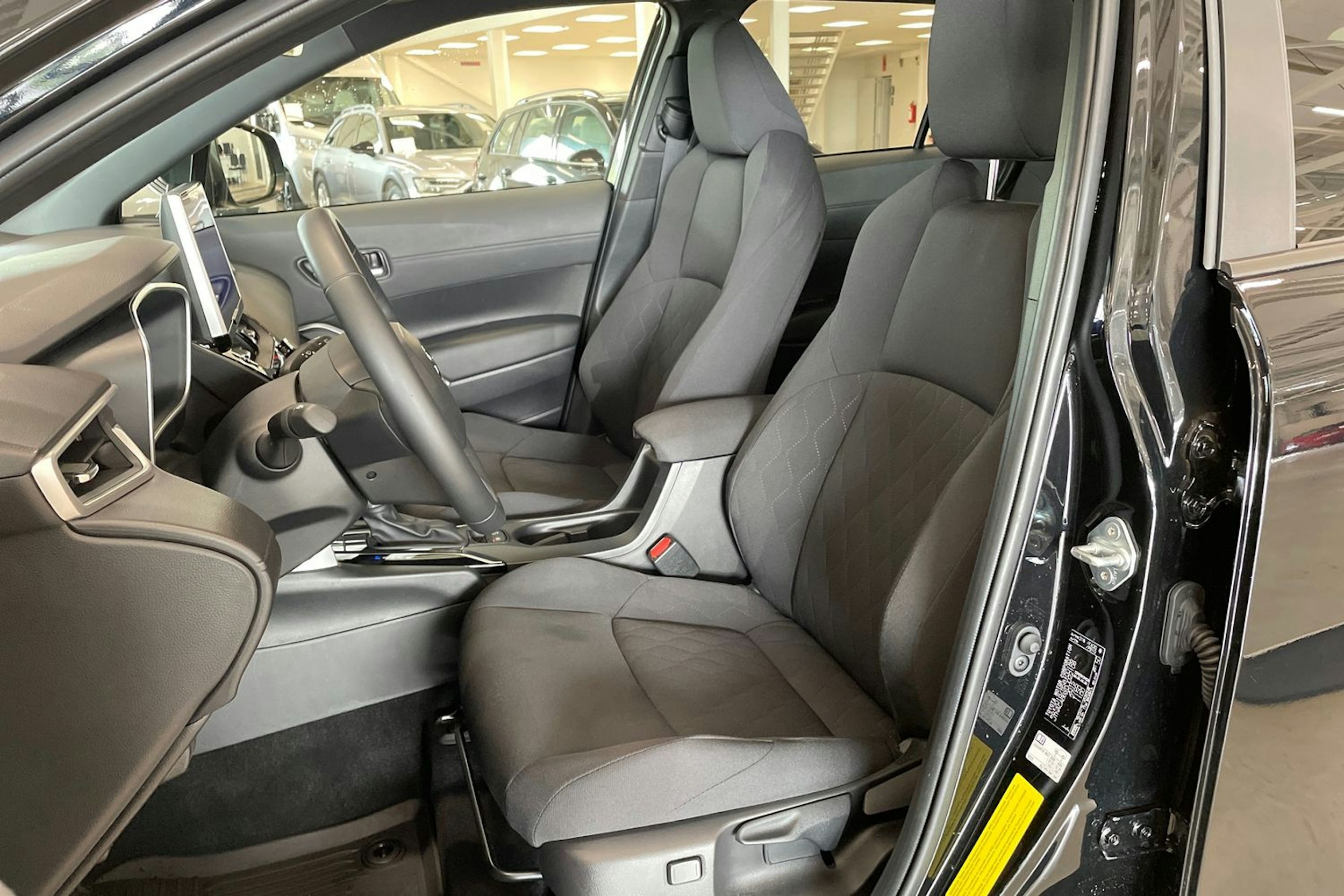 musta Toyota Corolla Cross 2025 kuva 14.