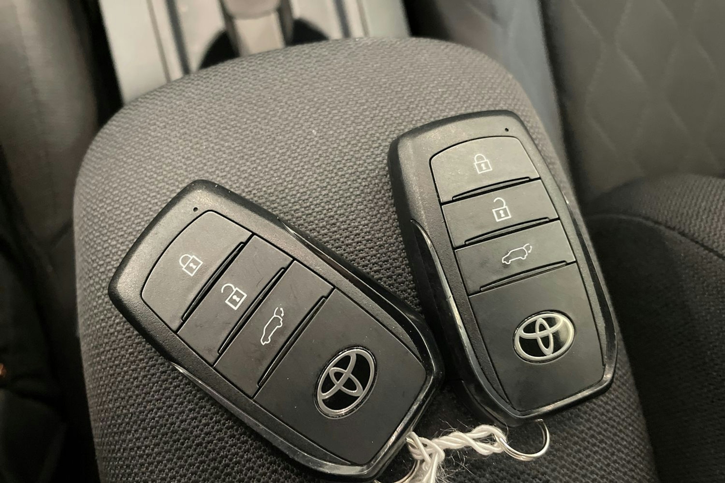 musta Toyota Corolla Cross 2025 kuva 35.
