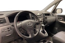 Punainen Toyota Corolla Verso 2003 kuva 6.