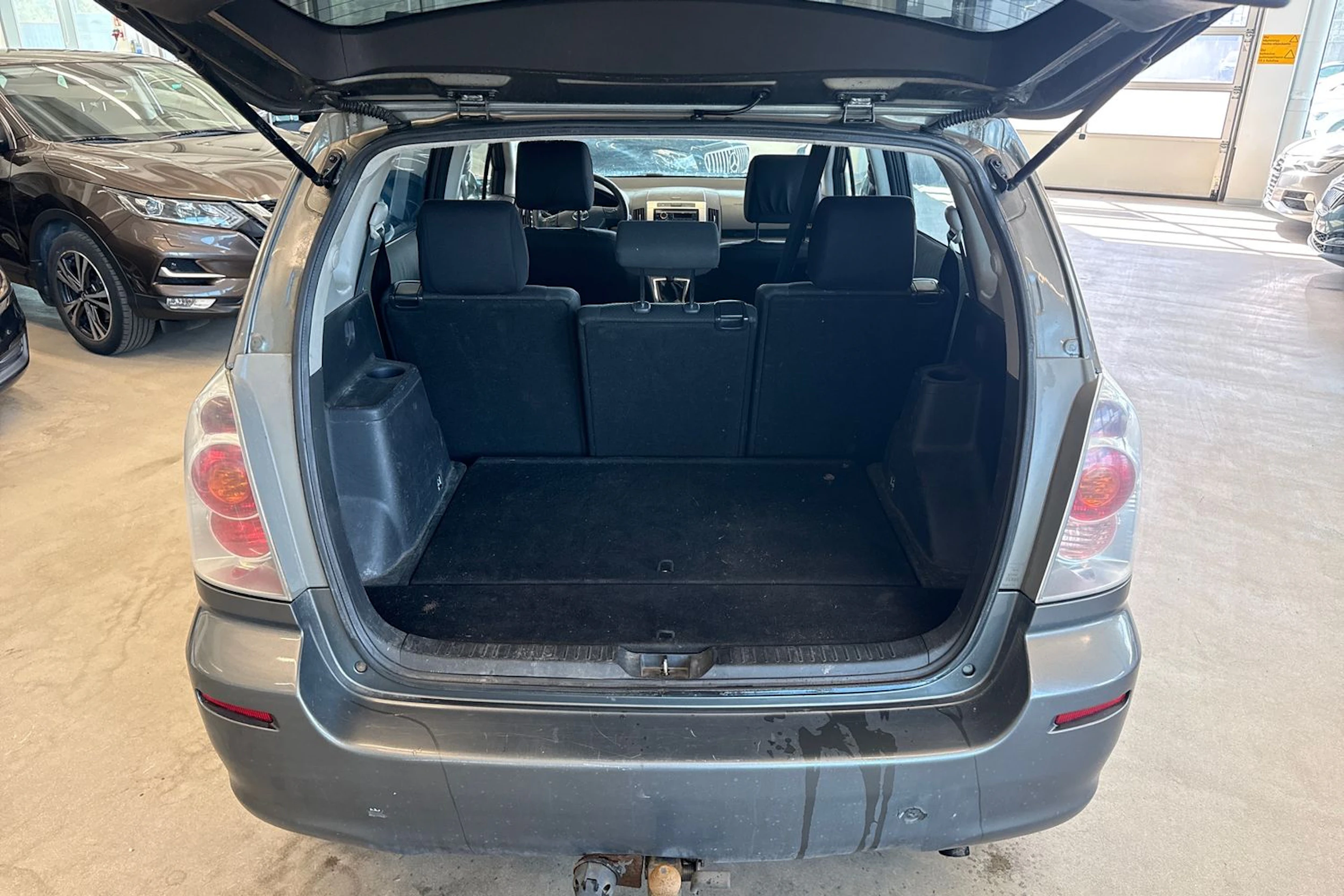 Harmaa Toyota Corolla Verso 2004 kuva 11.