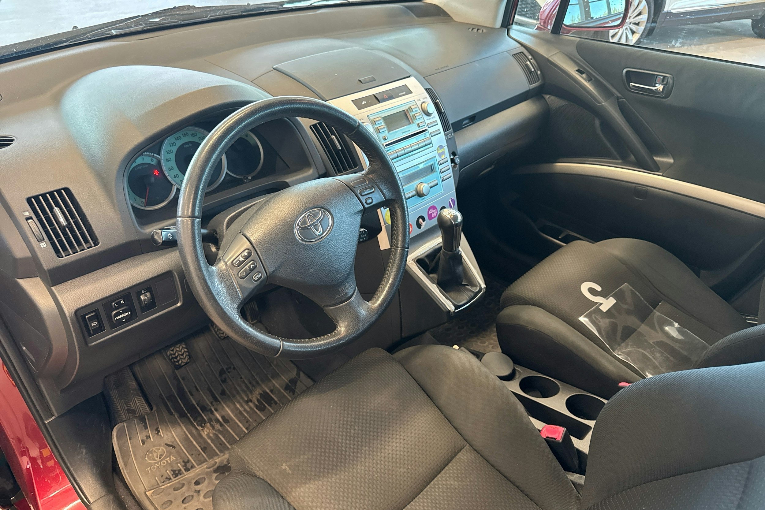 Punainen Toyota Corolla Verso 2005 kuva 6.