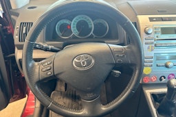 Punainen Toyota Corolla Verso 2005 kuva 11.