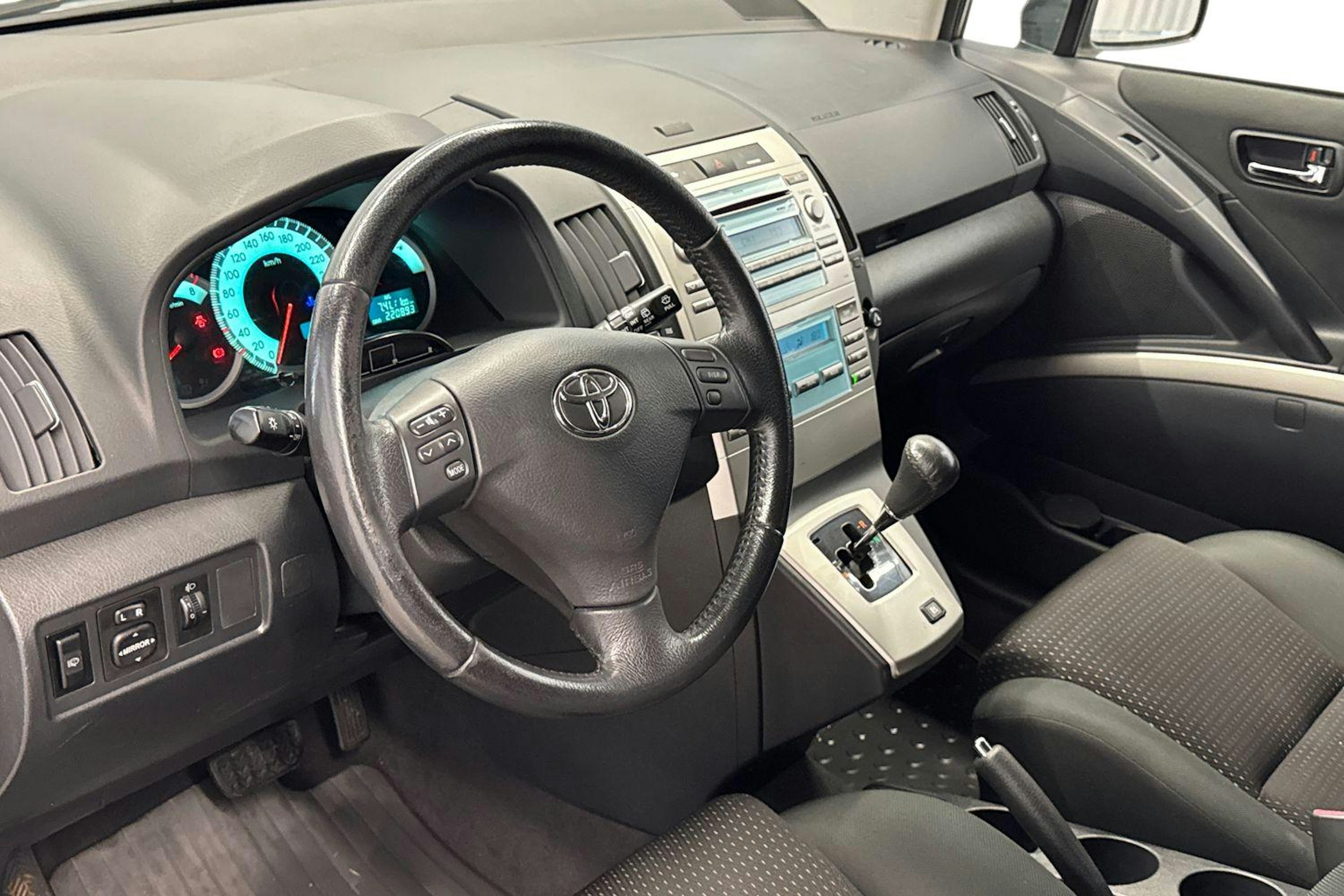 harmaa Toyota Corolla Verso 2007 kuva 6.