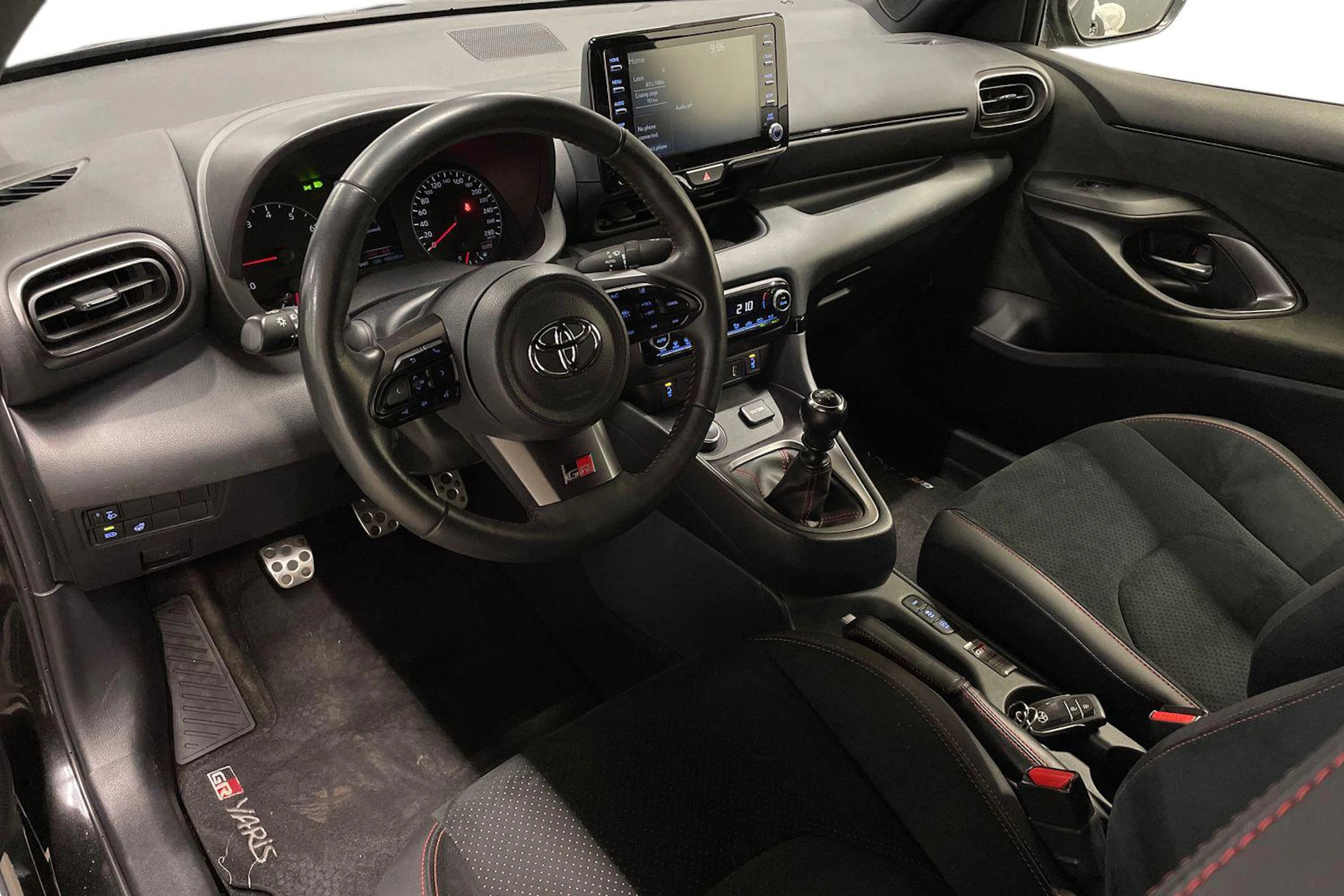 musta Toyota GR Yaris 2023 kuva 6.