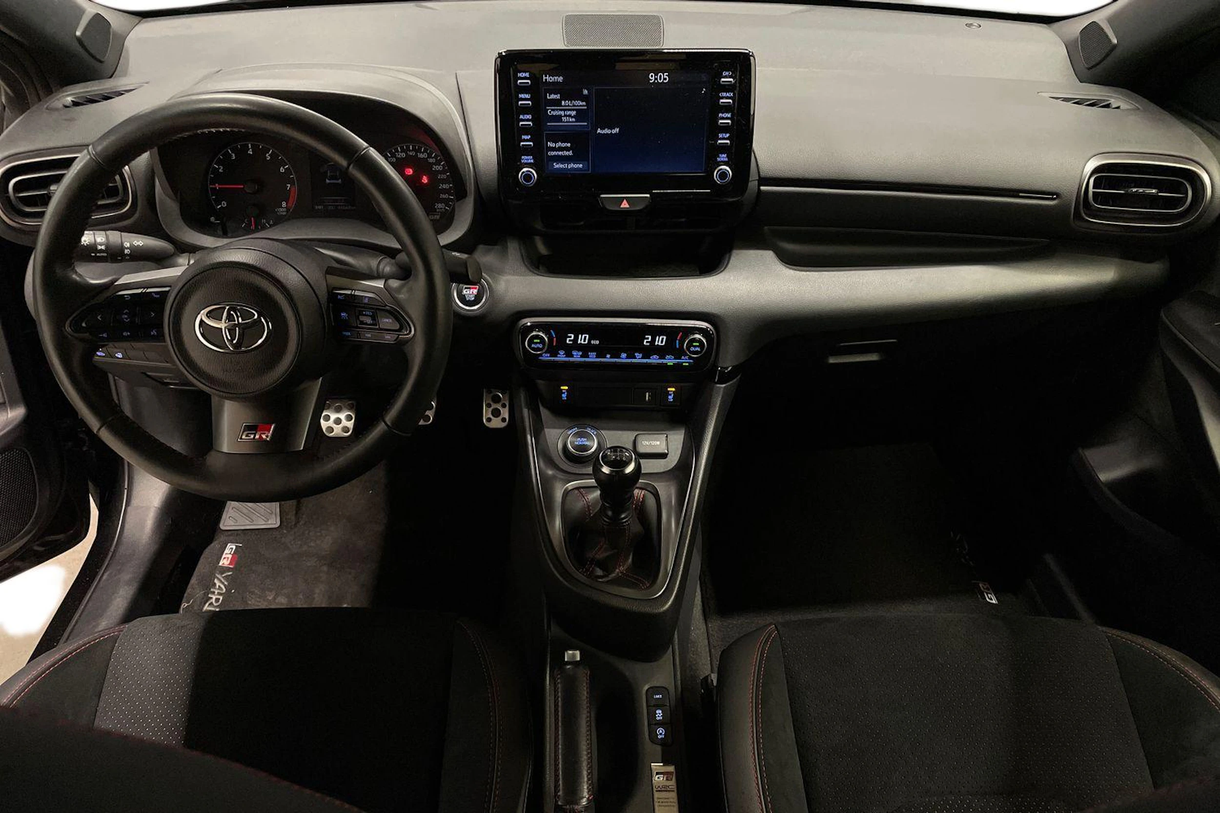 musta Toyota GR Yaris 2023 kuva 7.