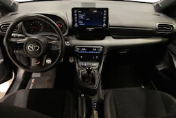 musta Toyota GR Yaris 2023 kuva 7.