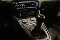 musta Toyota GR Yaris 2023 kuva 16.