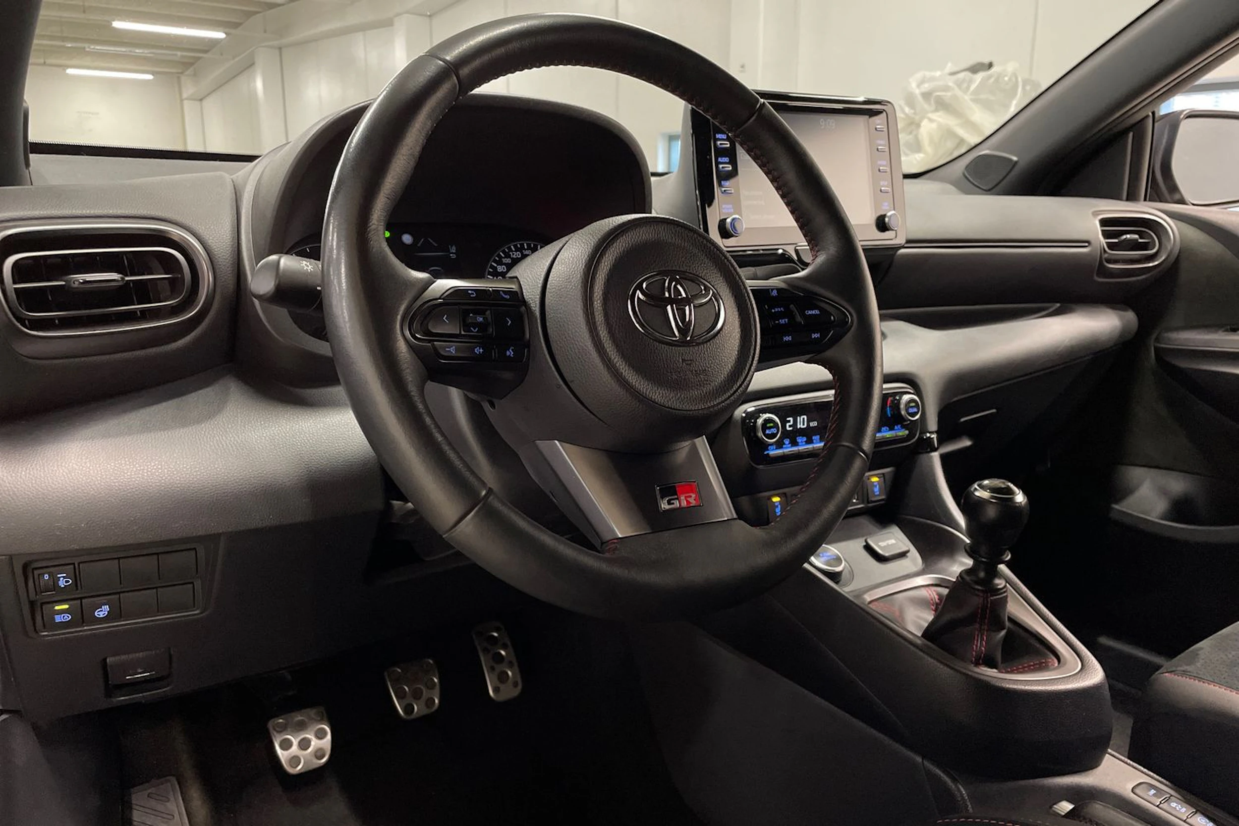 musta Toyota GR Yaris 2023 kuva 21.
