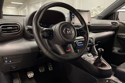 musta Toyota GR Yaris 2023 kuva 21.