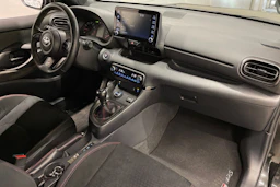 musta Toyota GR Yaris 2023 kuva 23.