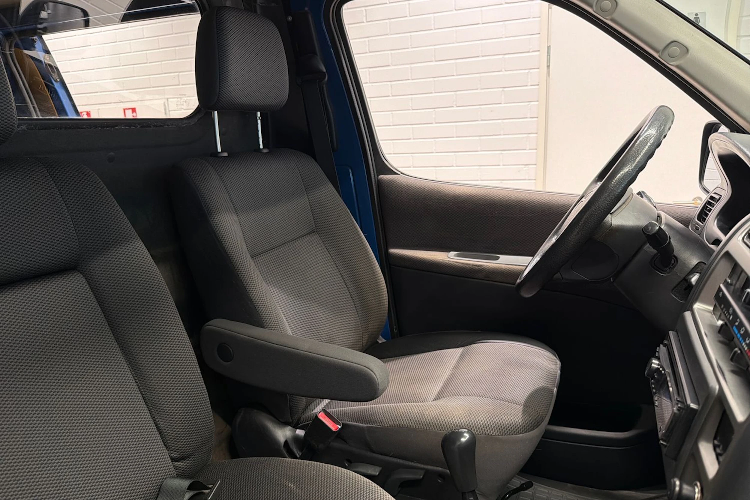 sininen Toyota HIACE 2011 kuva 22.