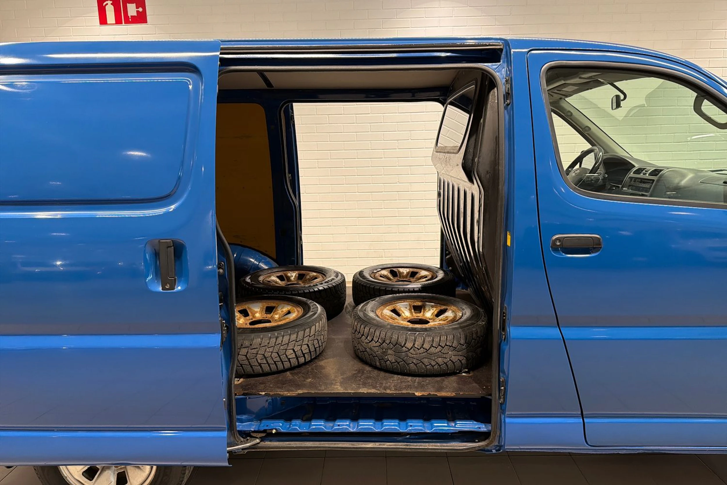 sininen Toyota HIACE 2011 kuva 24.