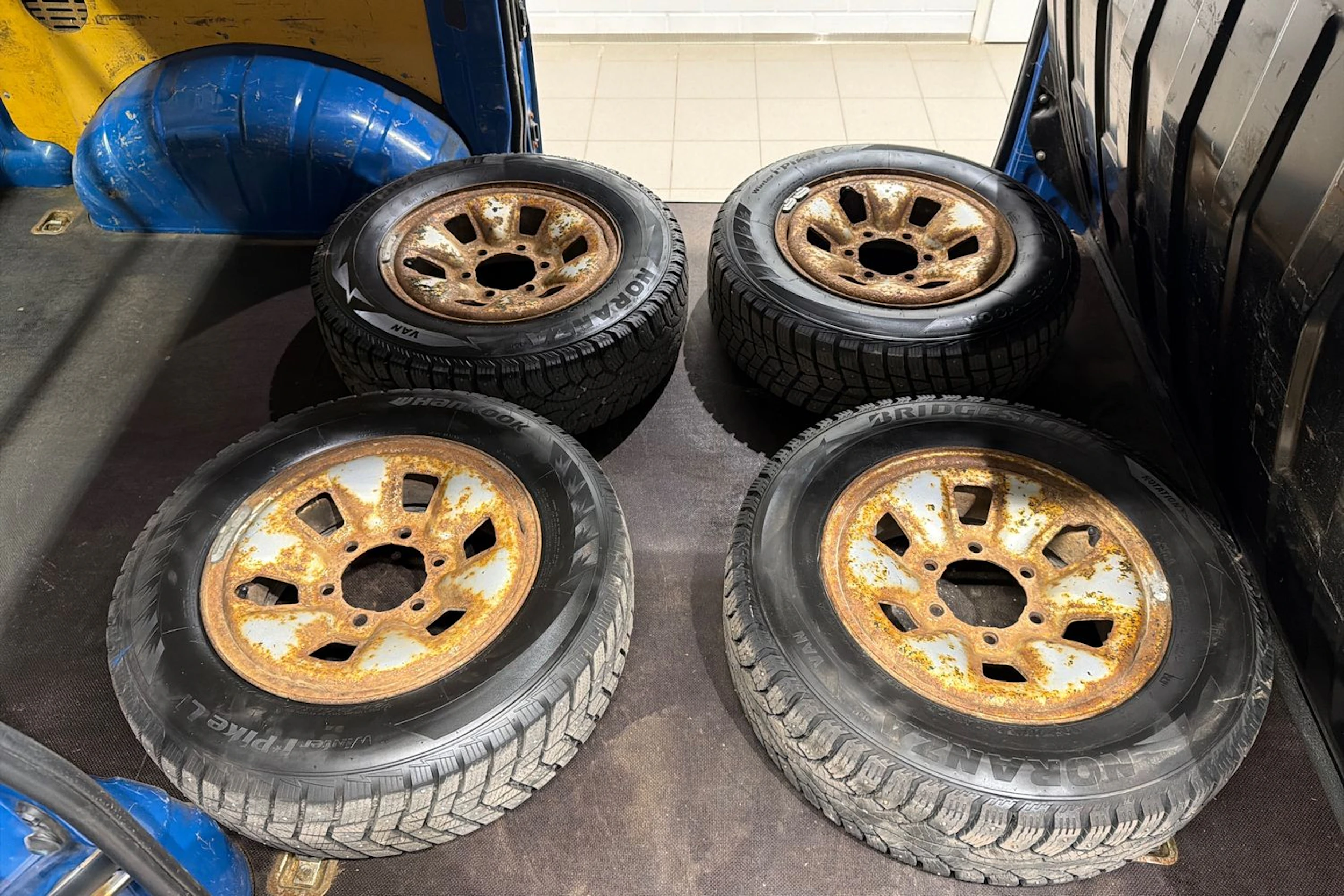 sininen Toyota HIACE 2011 kuva 25.