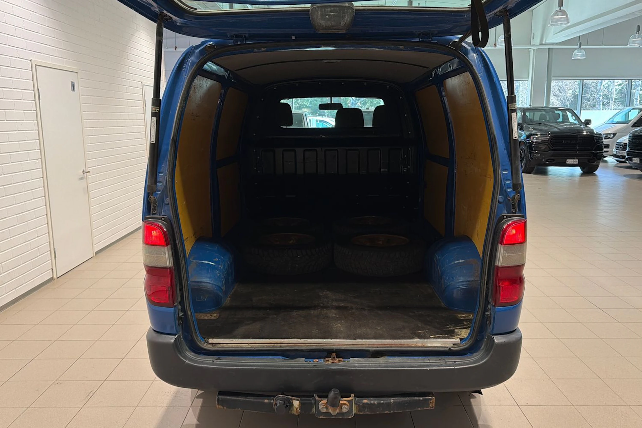 sininen Toyota HIACE 2011 kuva 27.