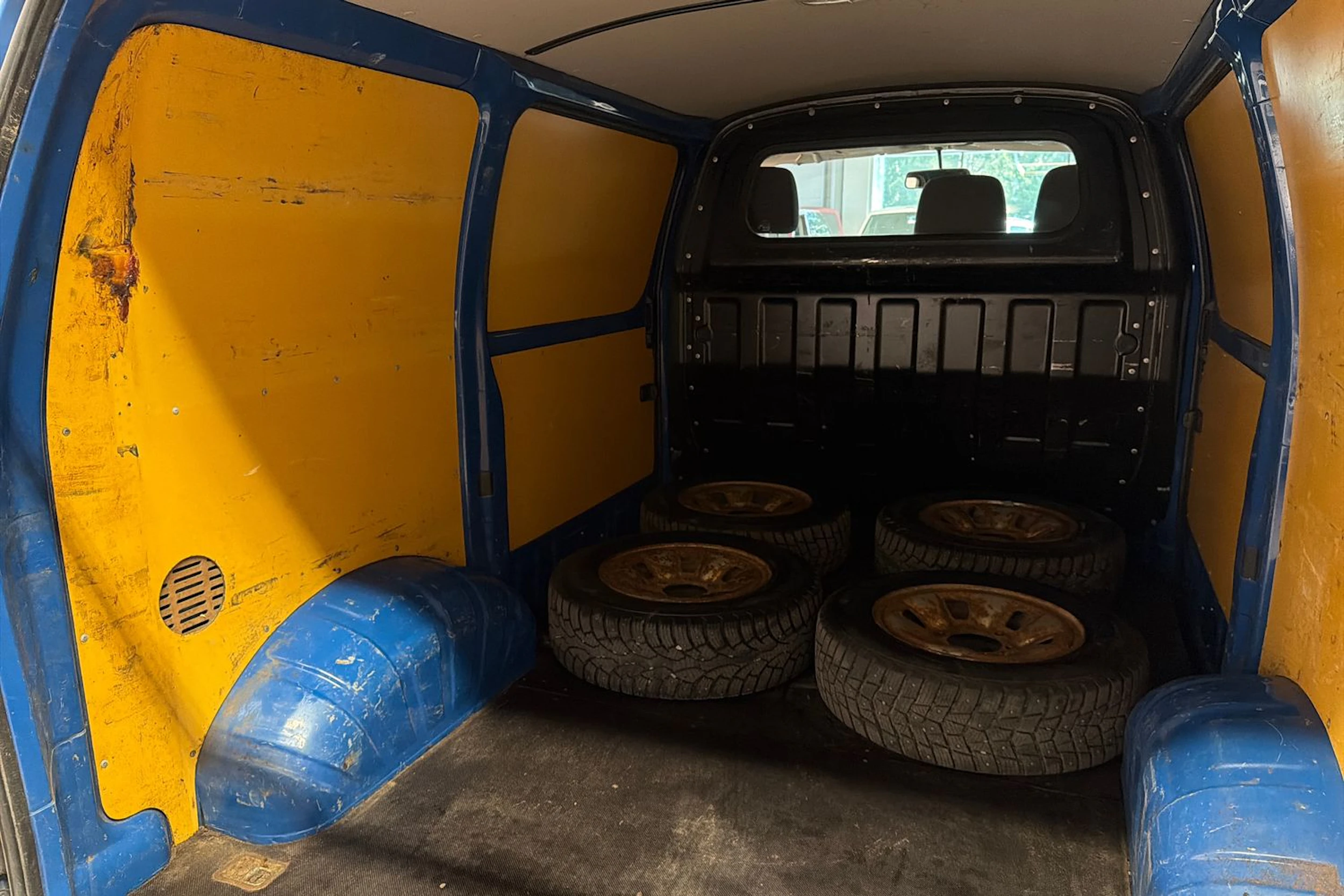 sininen Toyota HIACE 2011 kuva 28.