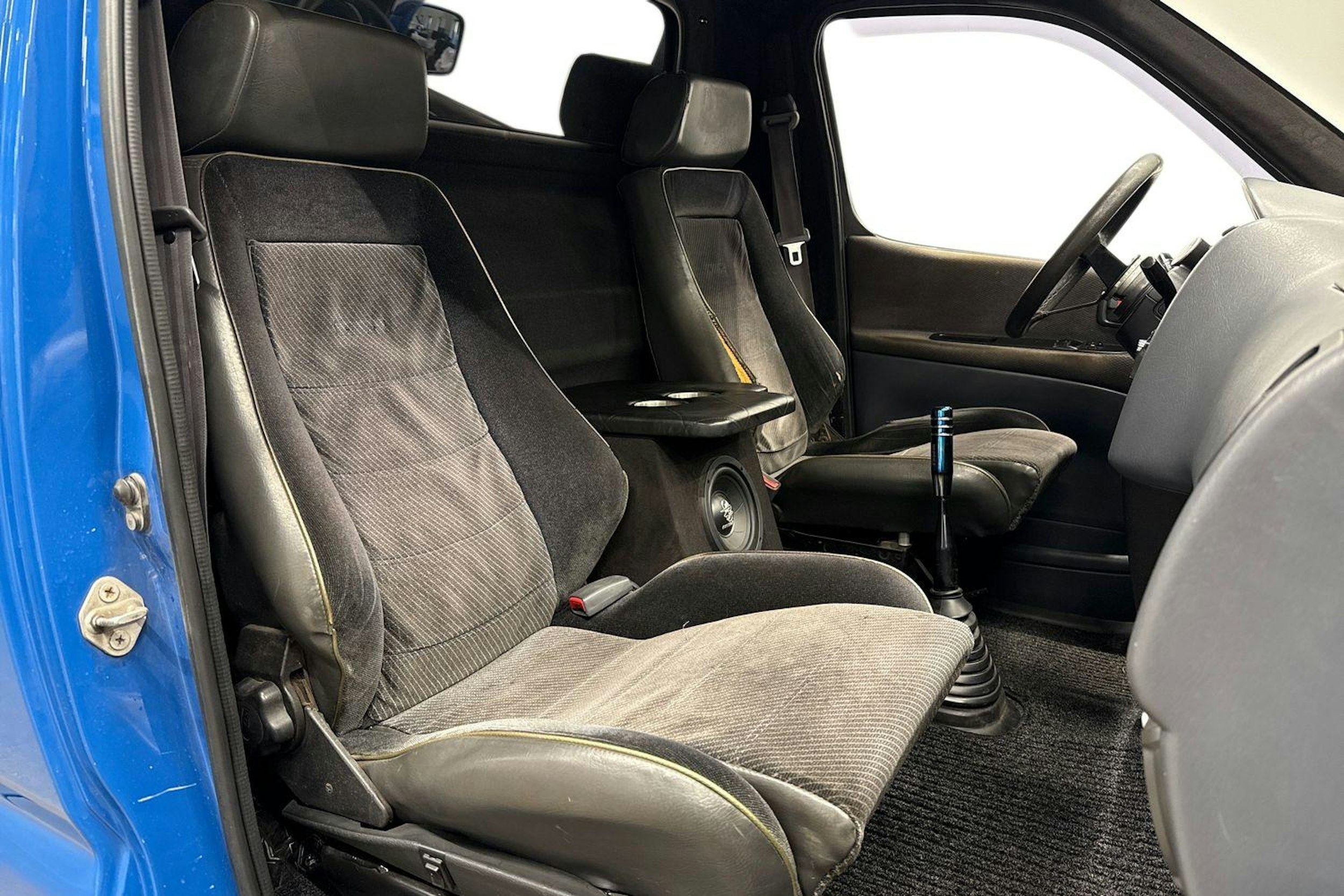 sininen Toyota Hiace 1997 kuva 8.