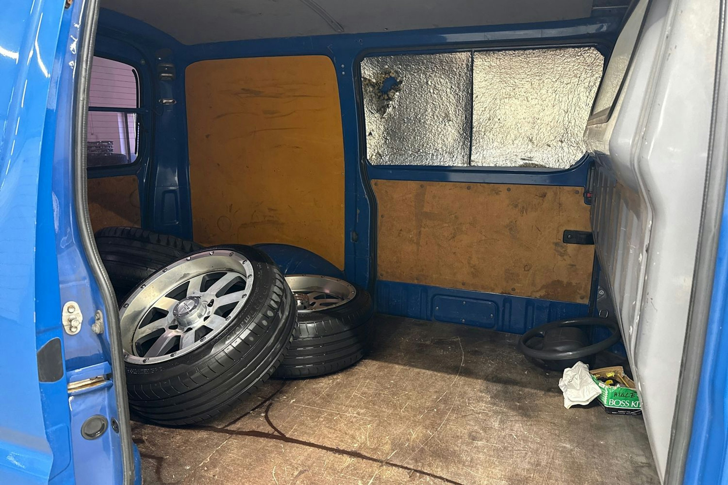 sininen Toyota Hiace 1997 kuva 10.