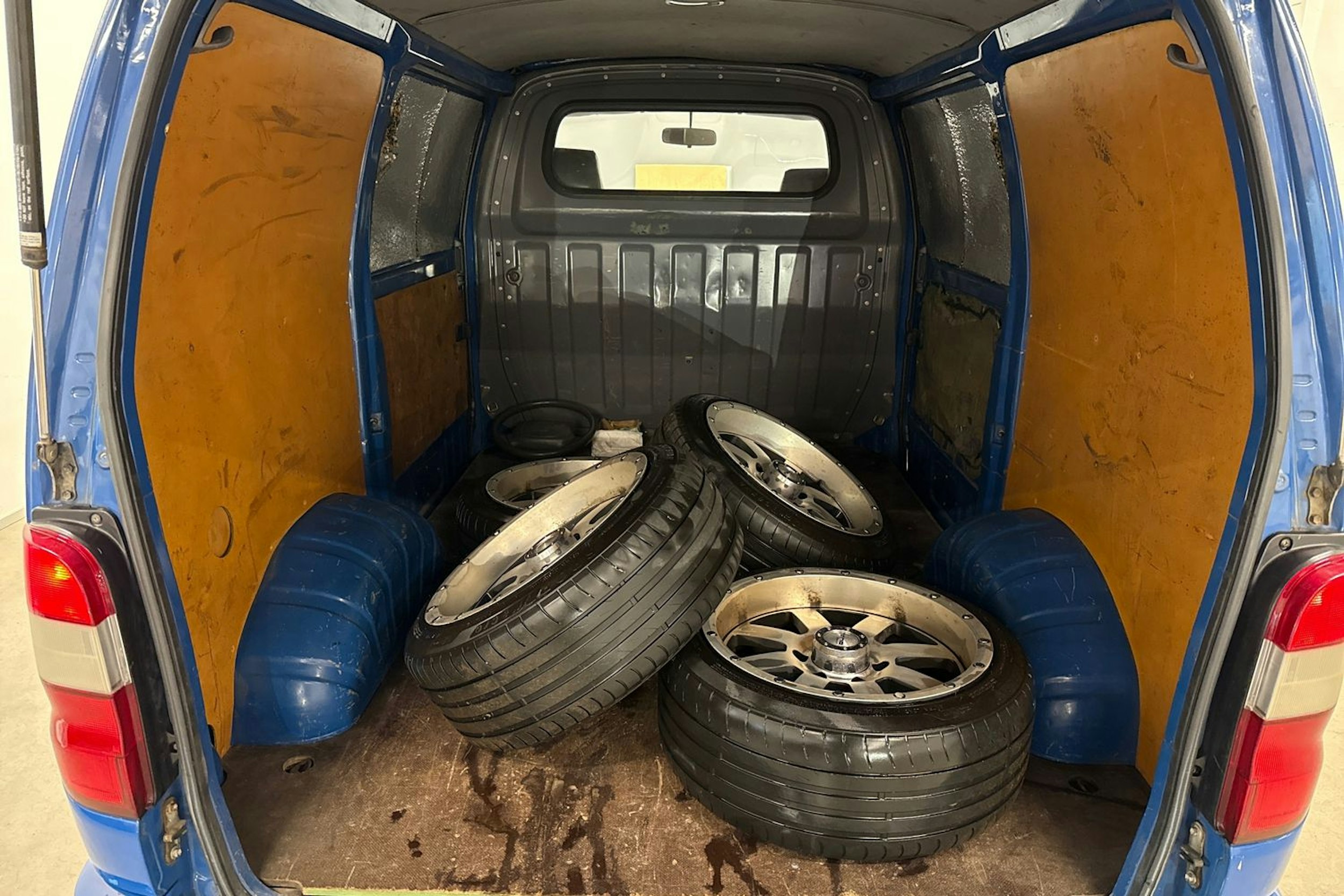 sininen Toyota Hiace 1997 kuva 11.