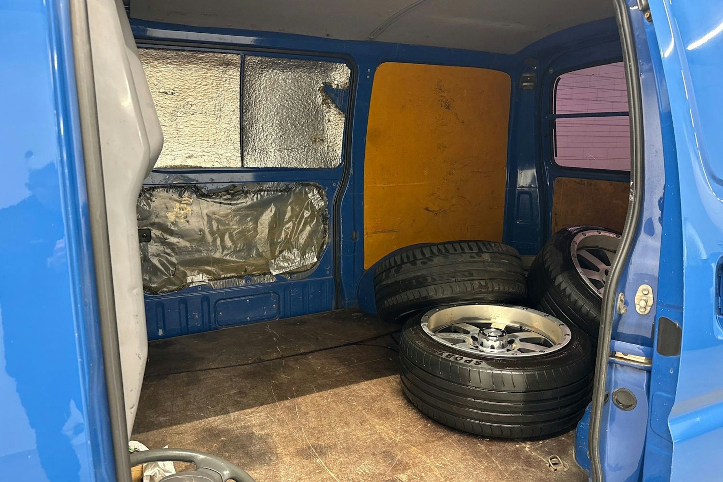 sininen Toyota Hiace 1997 kuva 12.