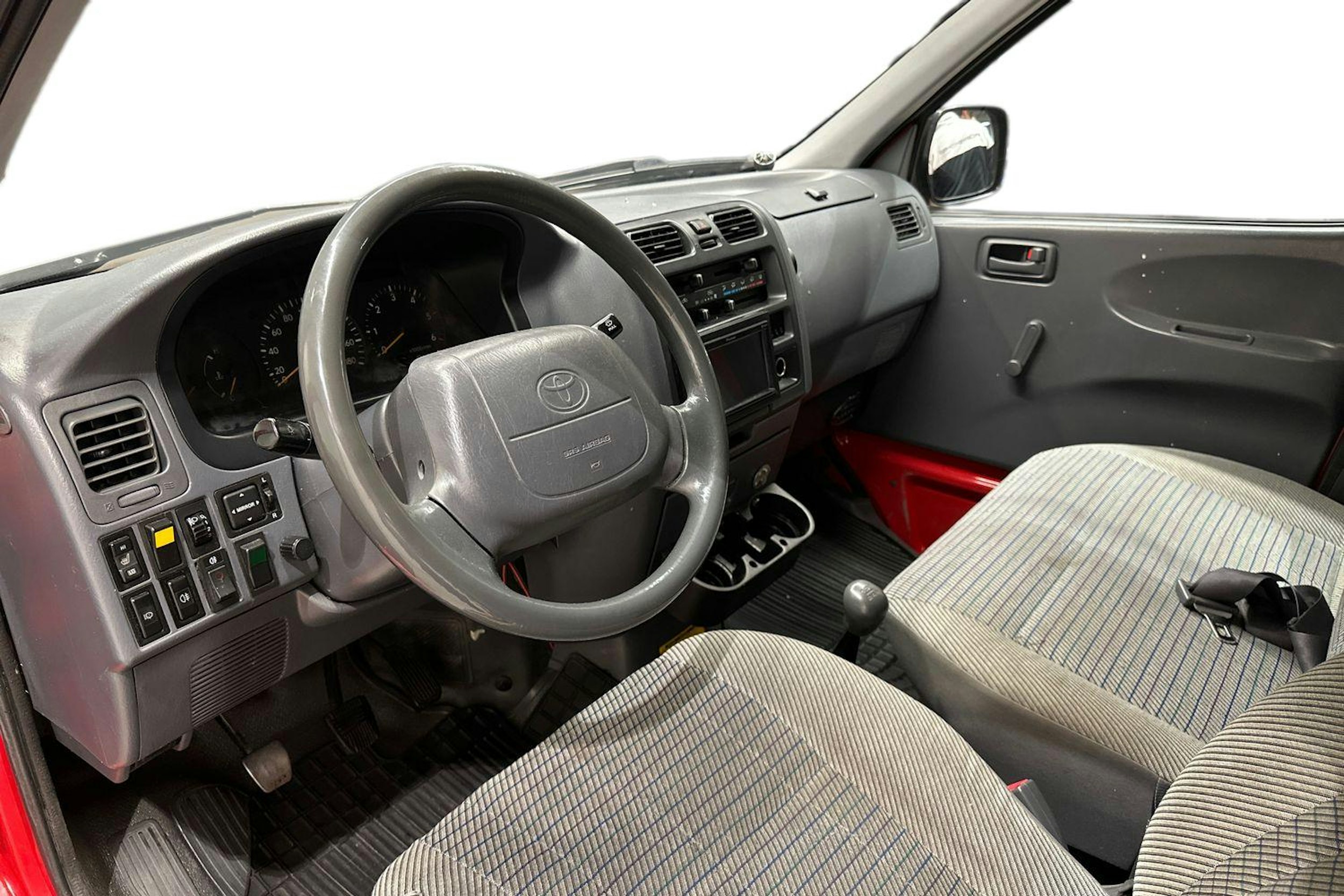 Punainen Toyota HIACE 1999 kuva 7.
