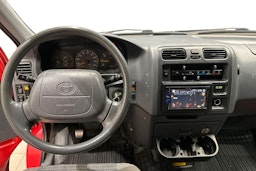 Punainen Toyota HIACE 1999 kuva 9.