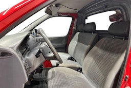 Punainen Toyota HIACE 1999 kuva 10.