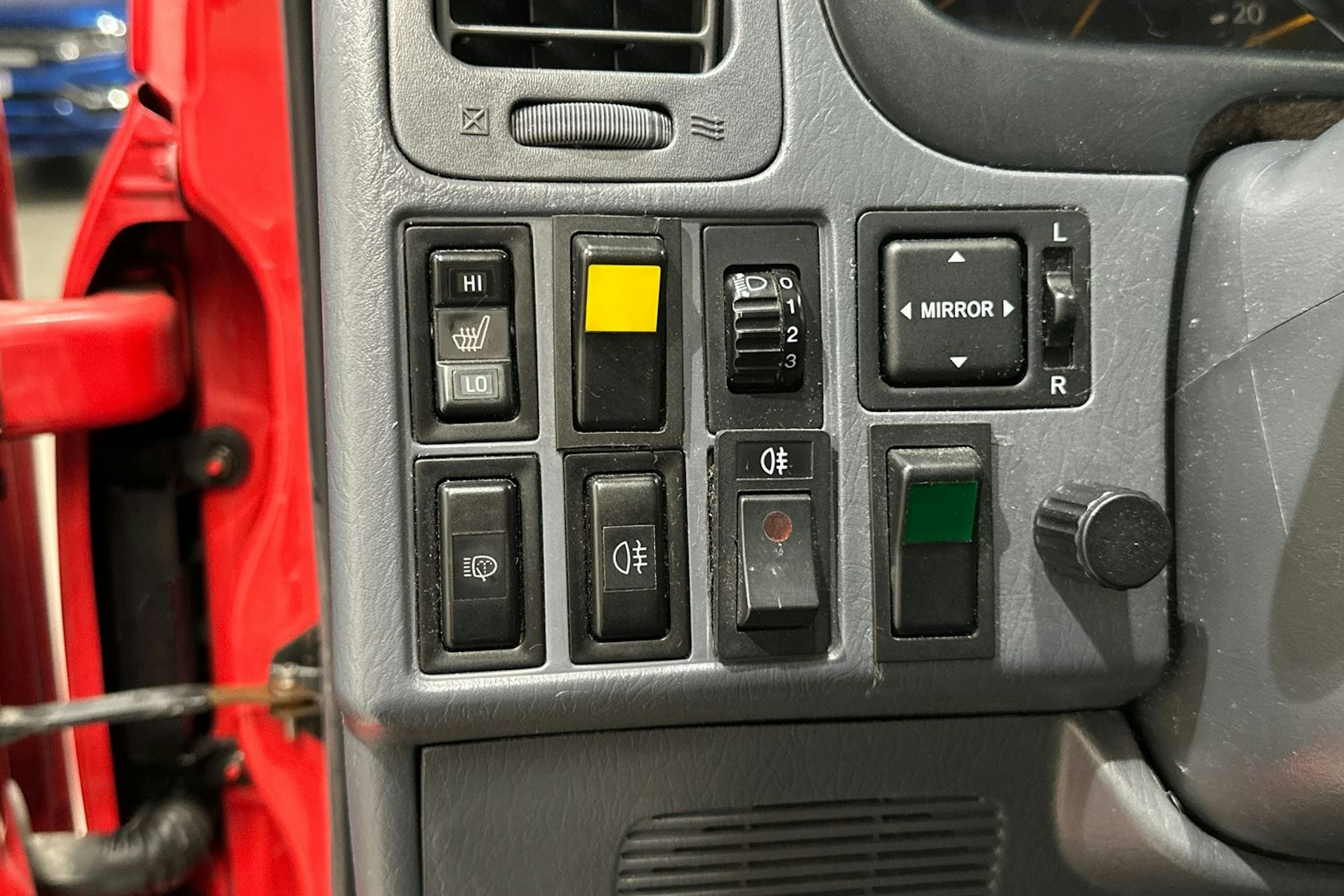 Punainen Toyota HIACE 1999 kuva 14.