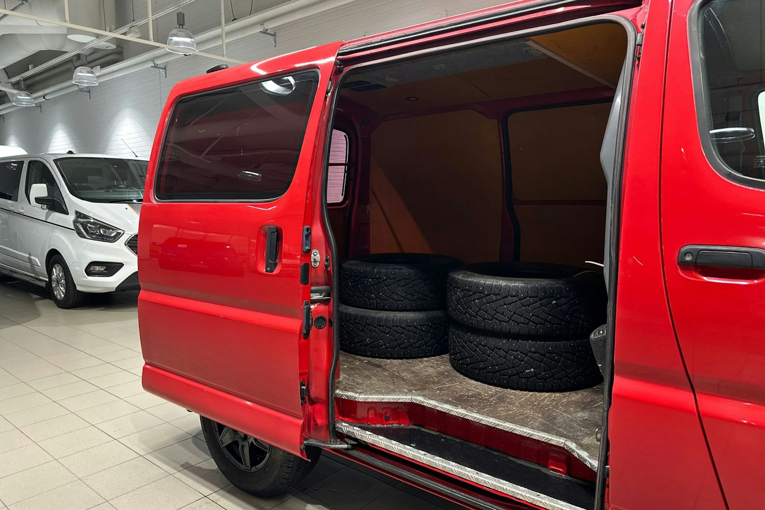 Punainen Toyota HIACE 1999 kuva 17.