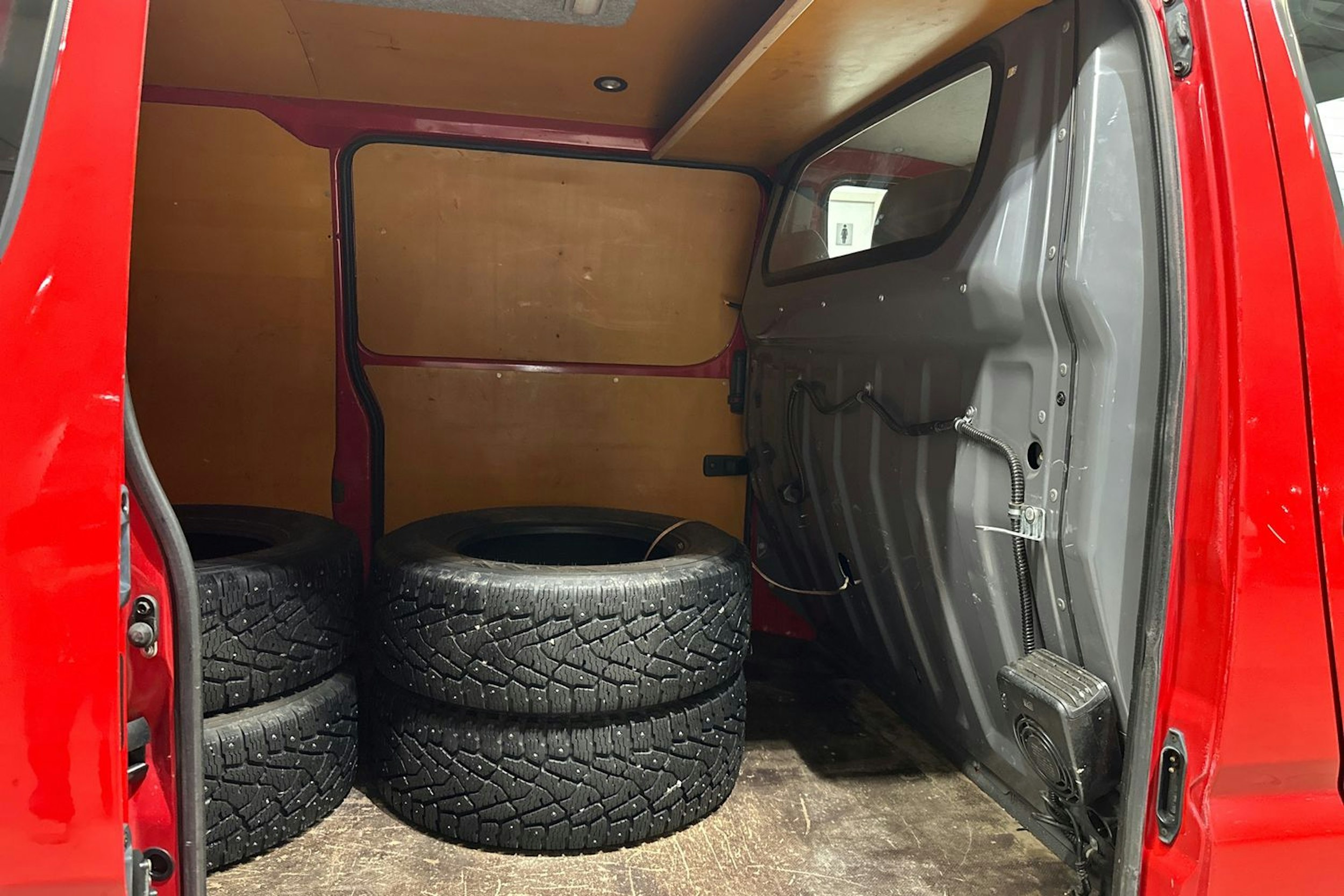 Punainen Toyota HIACE 1999 kuva 18.