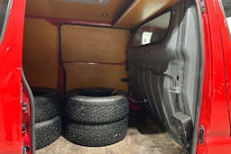 Punainen Toyota HIACE 1999 kuva 18.