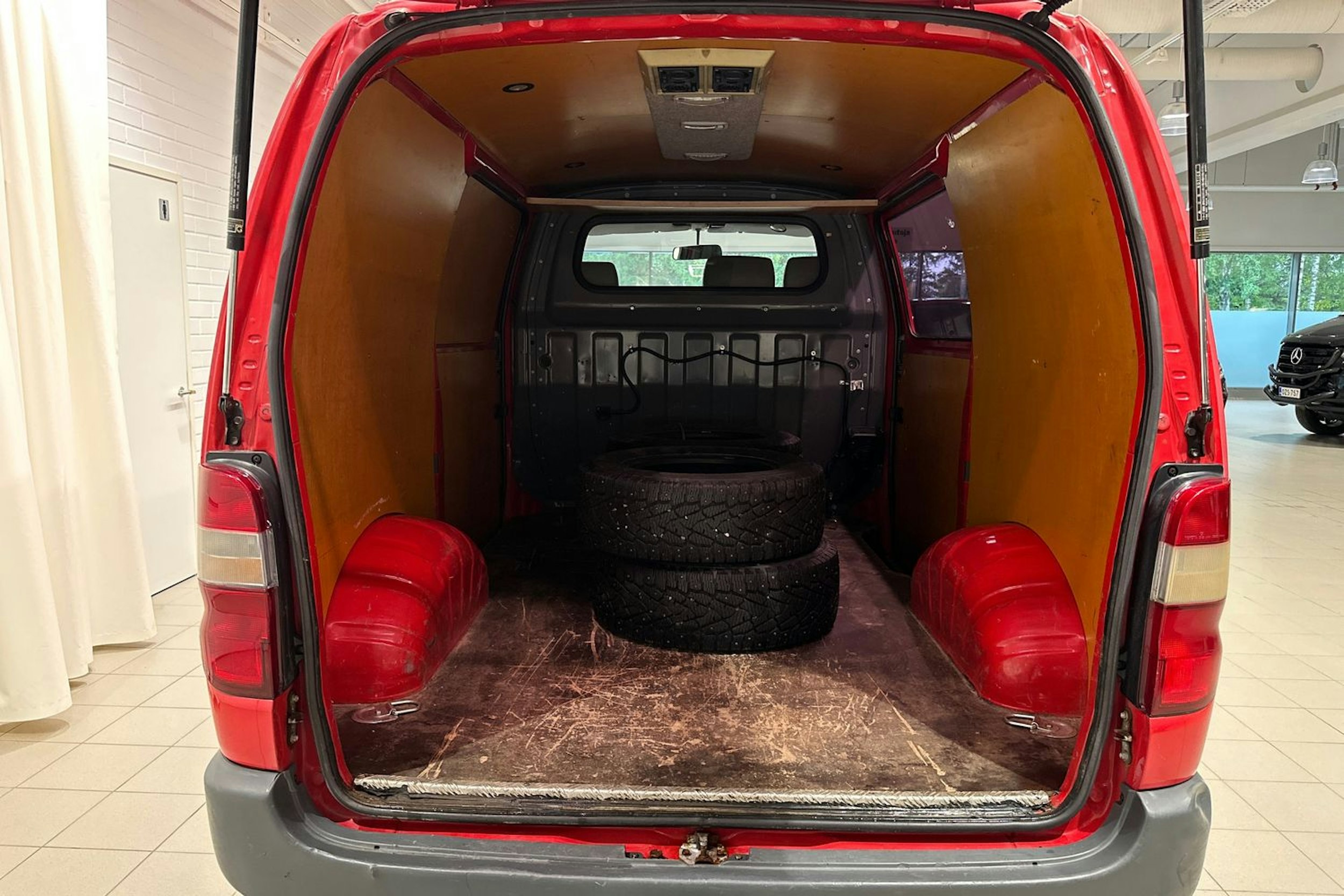 Punainen Toyota HIACE 1999 kuva 22.