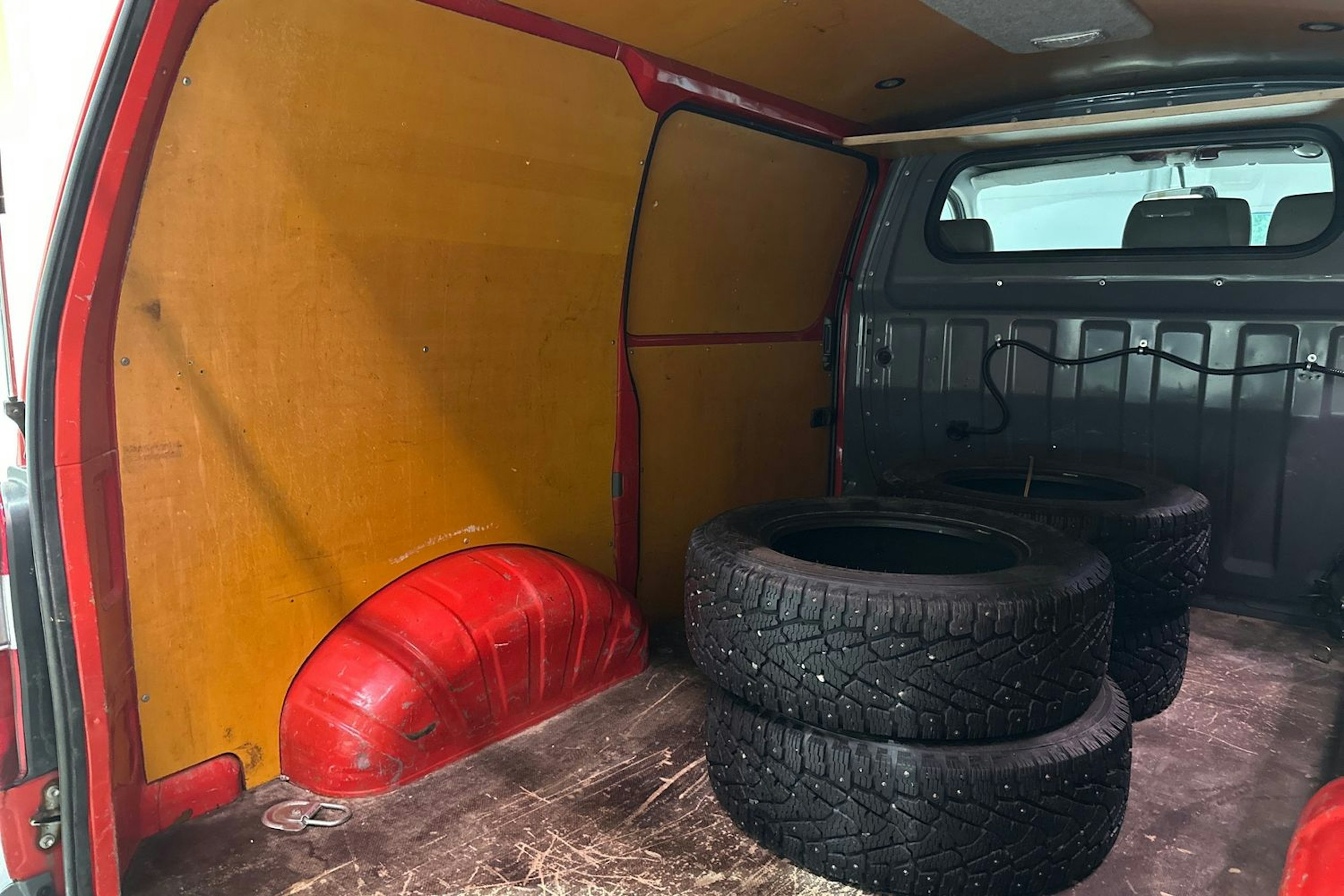 Punainen Toyota HIACE 1999 kuva 23.
