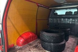 Punainen Toyota HIACE 1999 kuva 23.