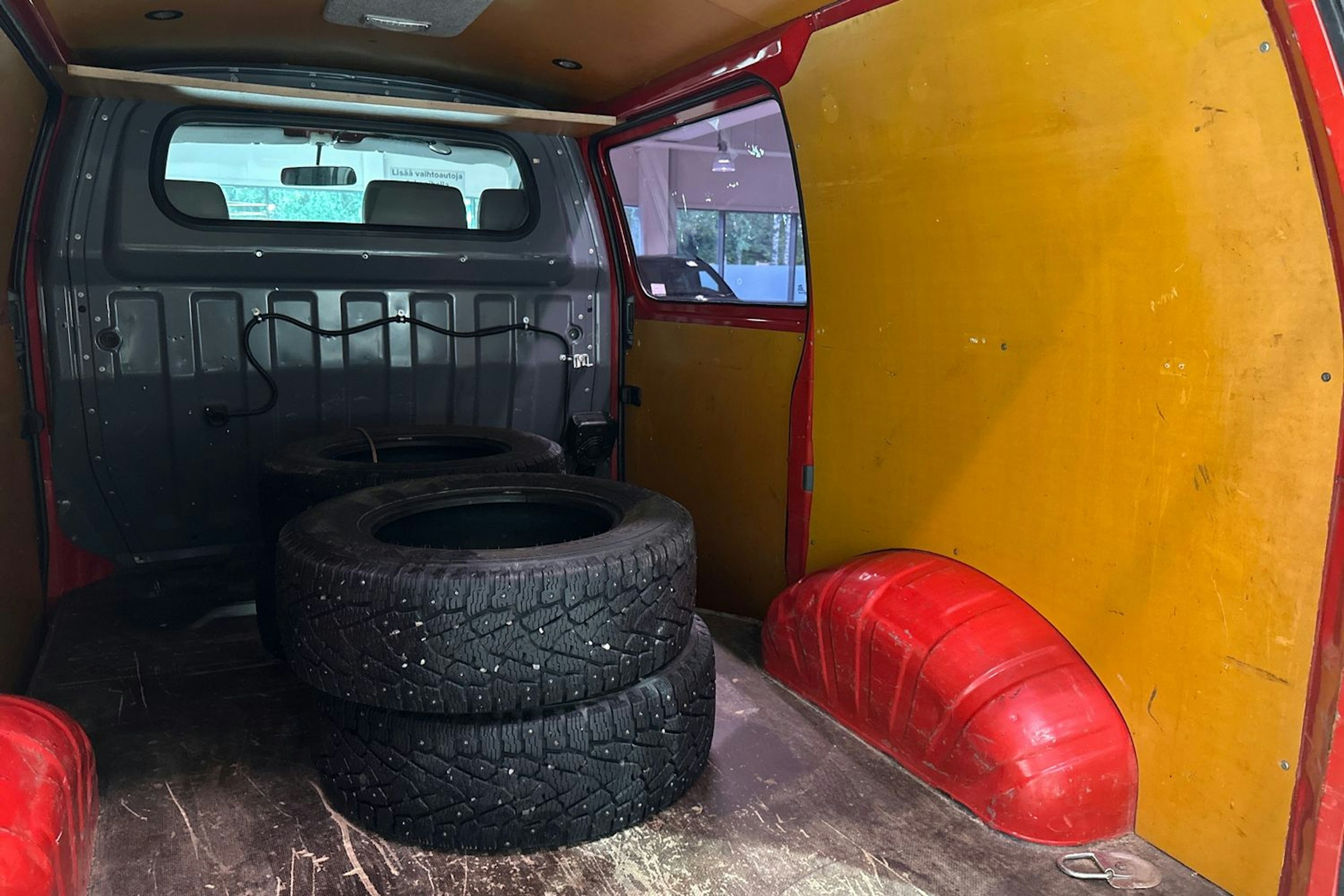 Punainen Toyota HIACE 1999 kuva 24.