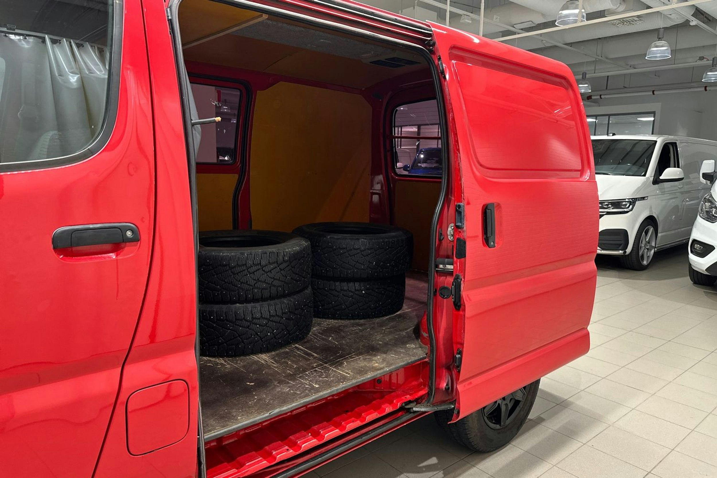 Punainen Toyota HIACE 1999 kuva 25.