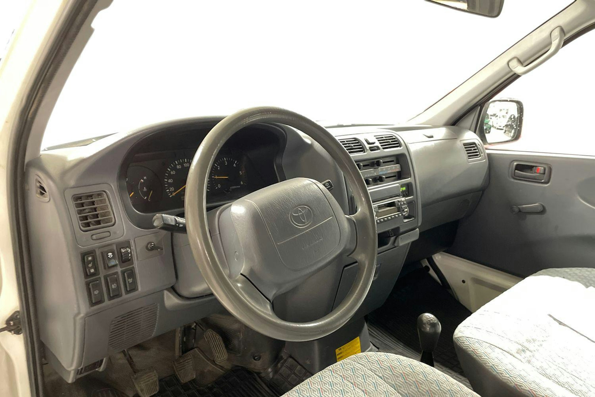 valkoinen Toyota Hiace 2002 kuva 6.