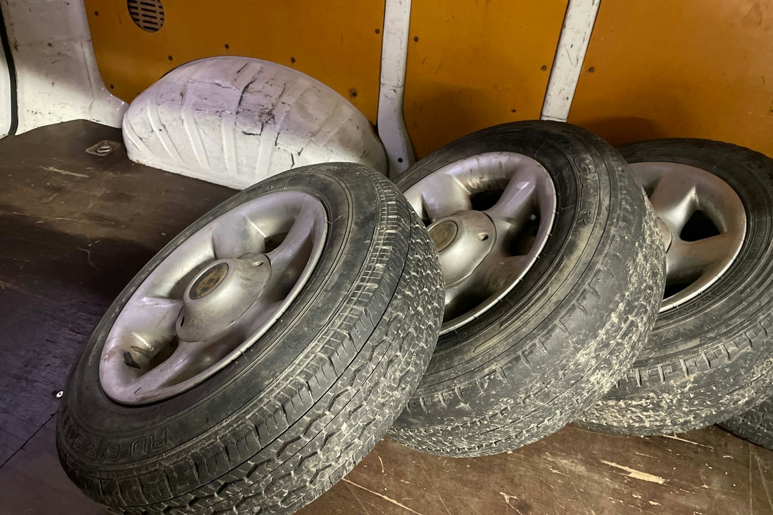 valkoinen Toyota Hiace 2002 kuva 10.