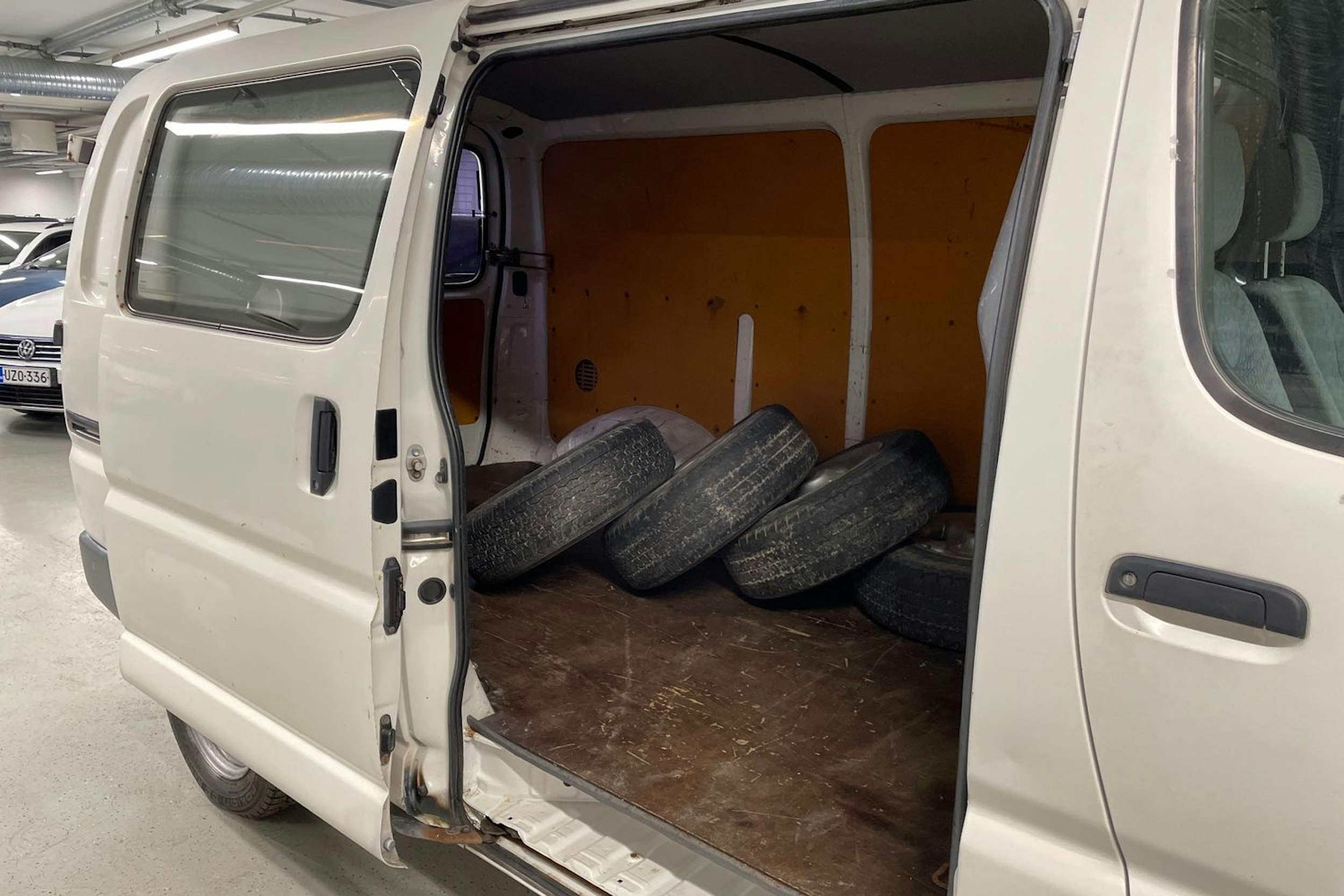 valkoinen Toyota Hiace 2002 kuva 11.