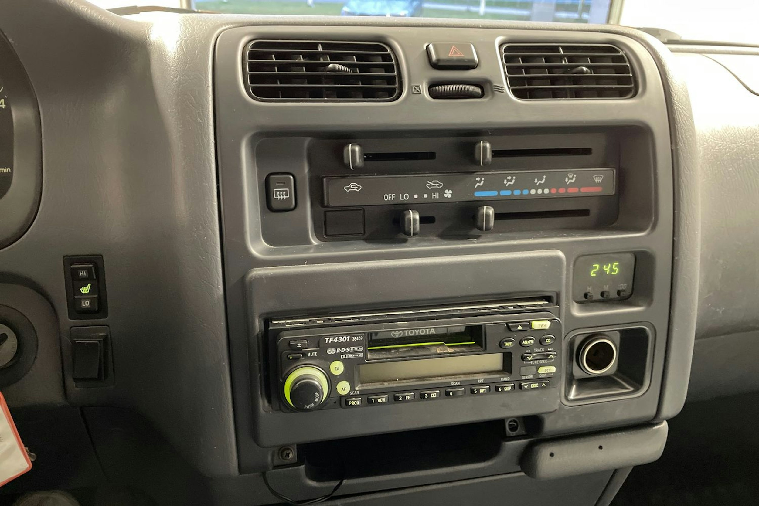 valkoinen Toyota Hiace 2002 kuva 14.