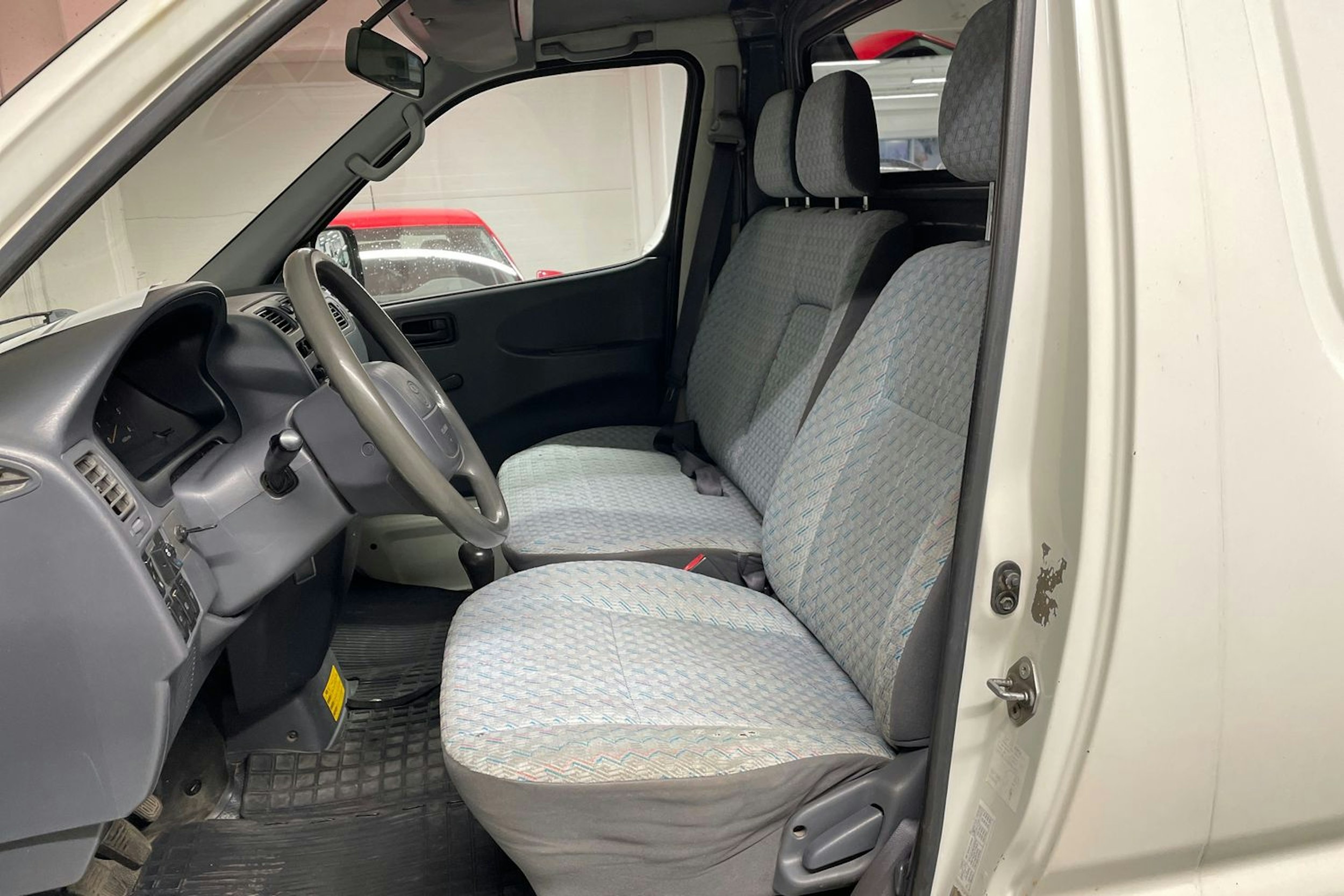 valkoinen Toyota Hiace 2002 kuva 15.