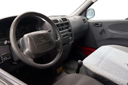 punainen Toyota Hiace 2002 kuva 3.
