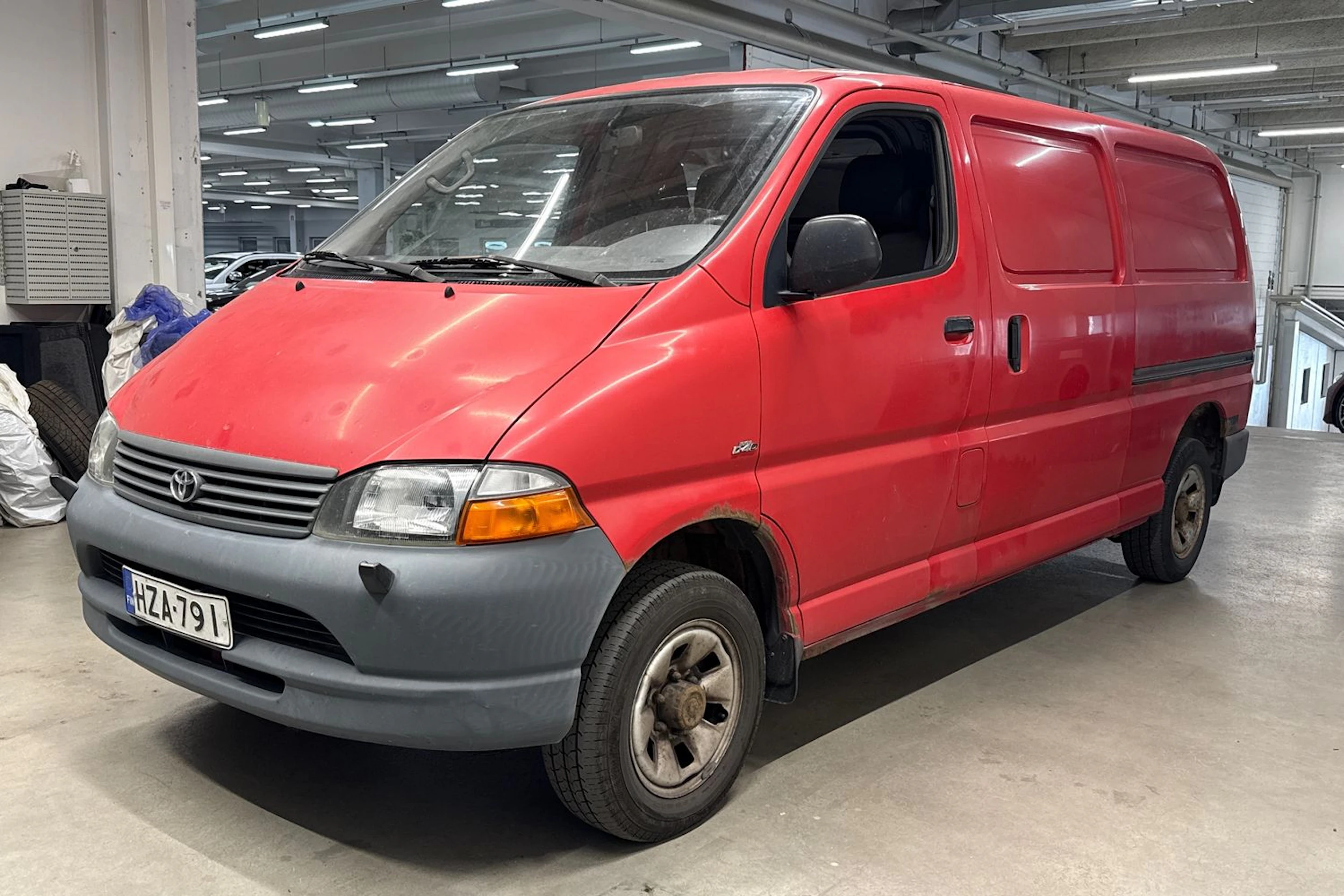 punainen Toyota Hiace 2002 kuva 4.