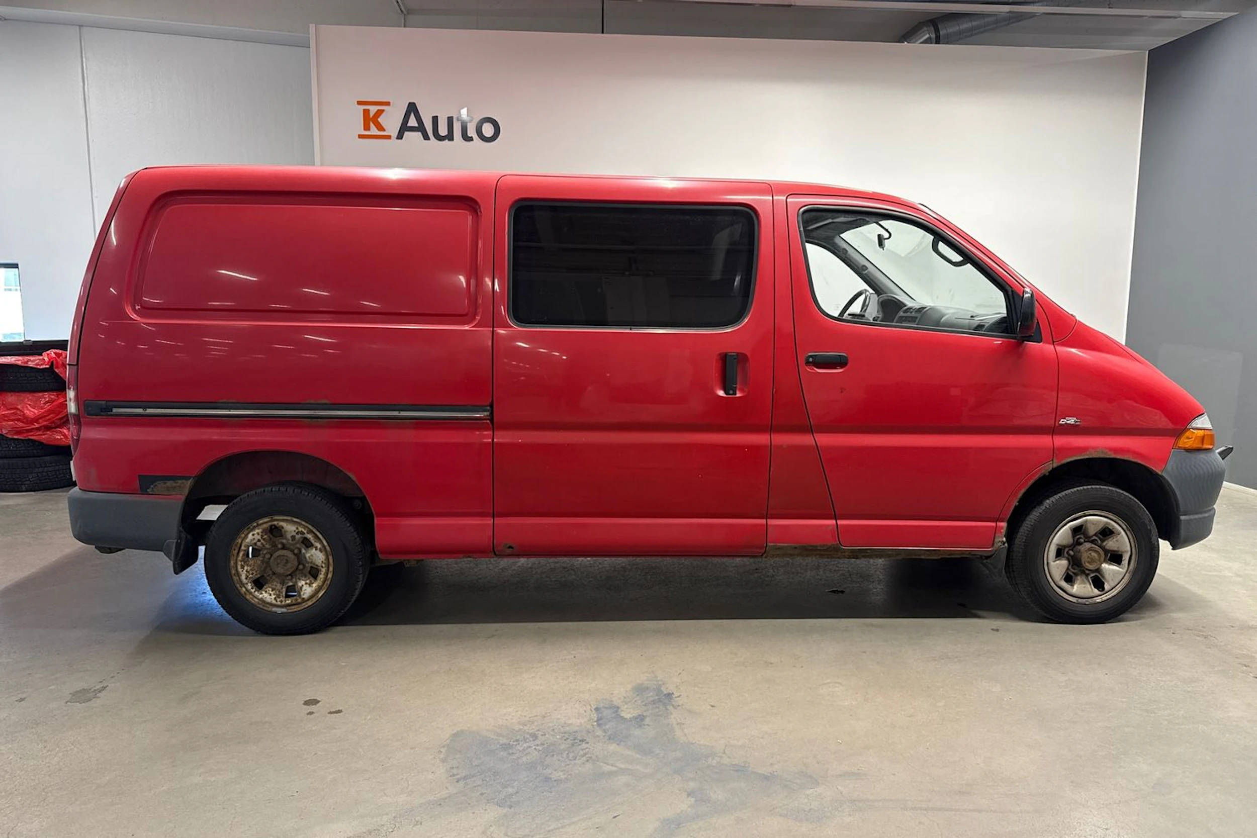 punainen Toyota Hiace 2002 kuva 7.