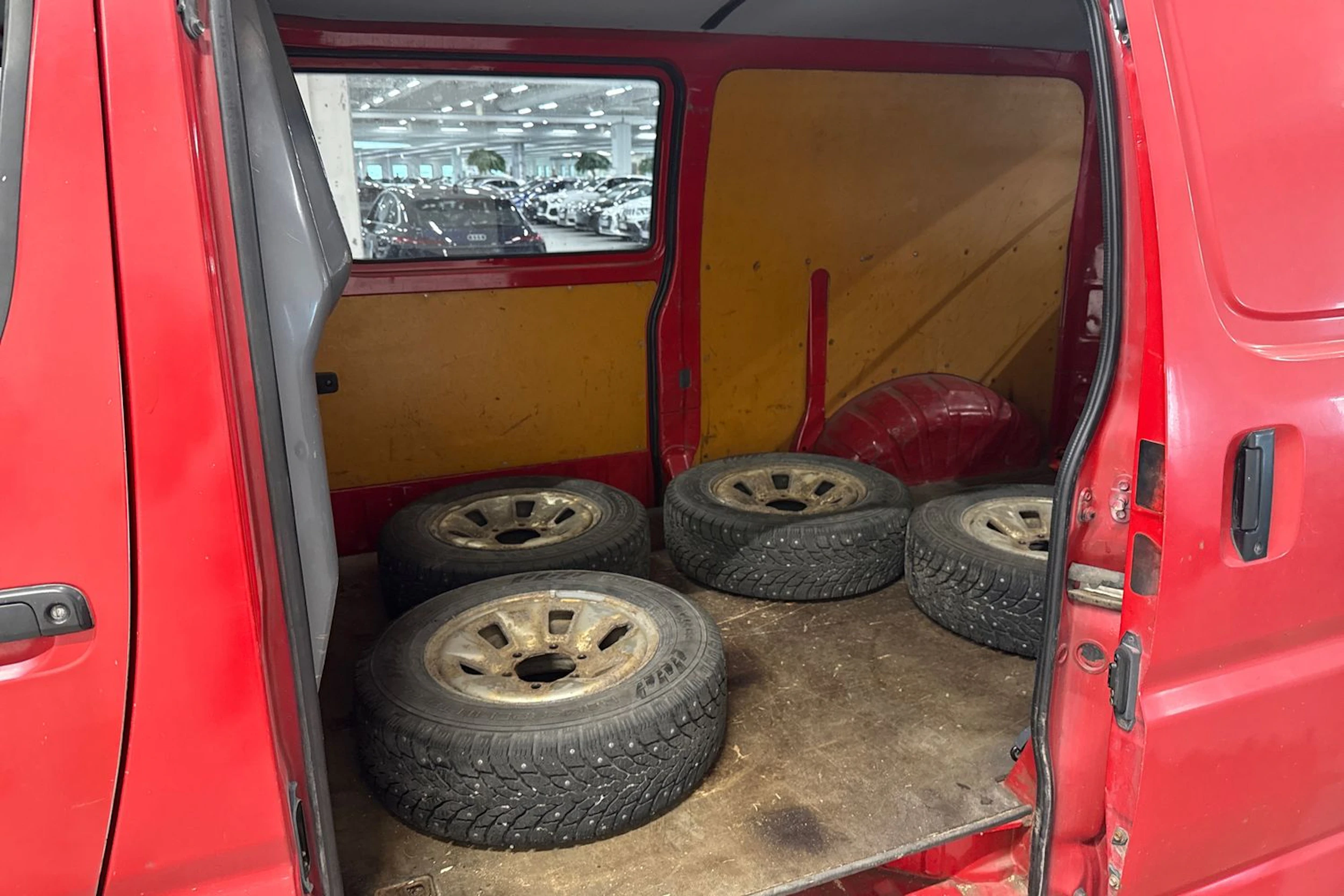 punainen Toyota Hiace 2002 kuva 8.