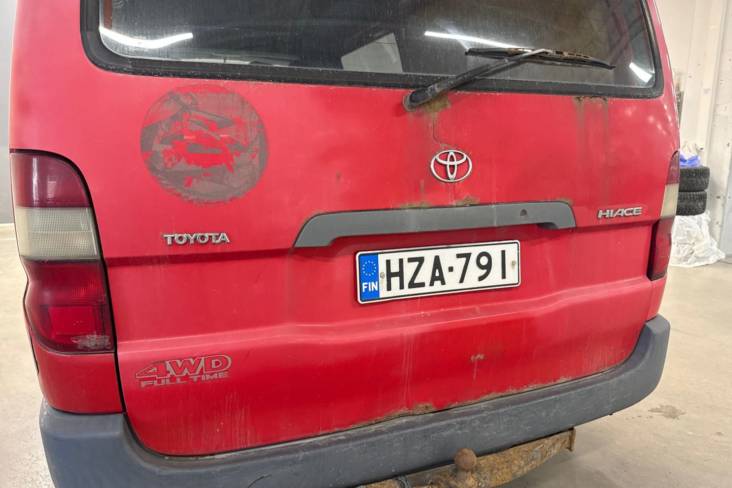 punainen Toyota Hiace 2002 kuva 11.