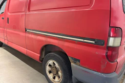punainen Toyota Hiace 2002 kuva 12.