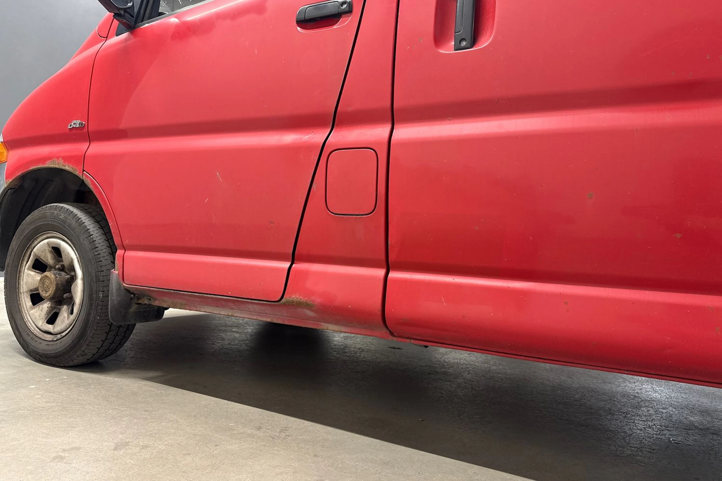 punainen Toyota Hiace 2002 kuva 13.